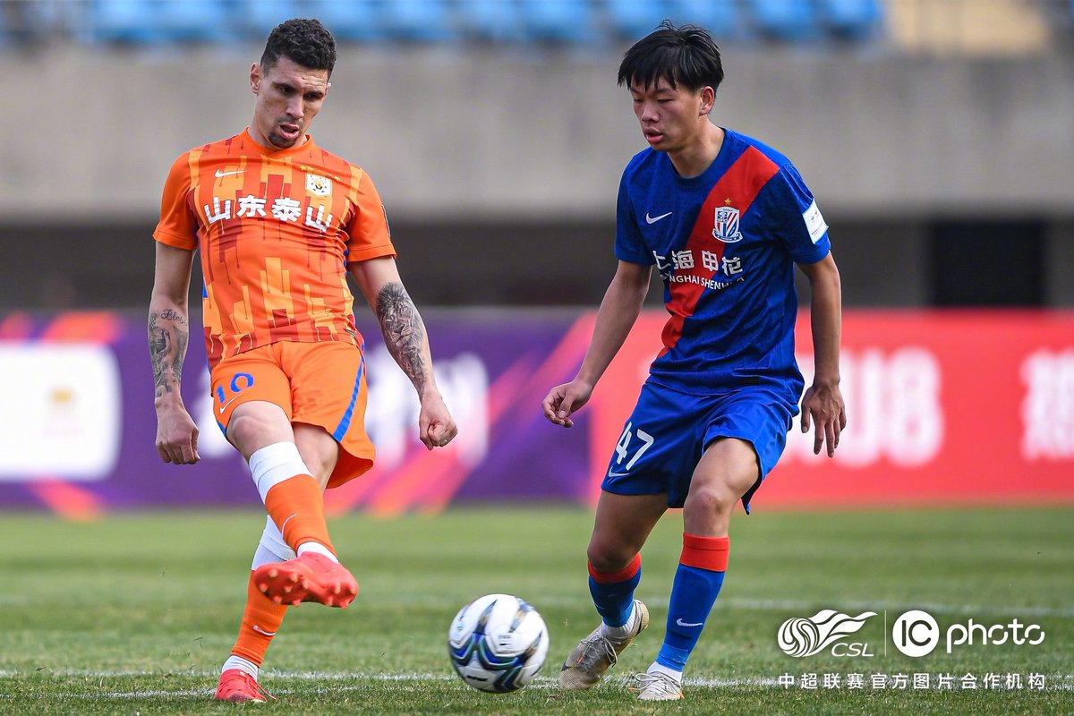Superligachina's tweet photo. #CopaCFA #Semifinales| El Shandong Taishan derrota 0 : 2 (Song Long 🇨🇳 &amp; Moises 🇧🇷) en el tramo final del partido a un jovencísimo Shanghai Shenhua y pasa a la gran final! https://t.co/WpeB7jrjQd
