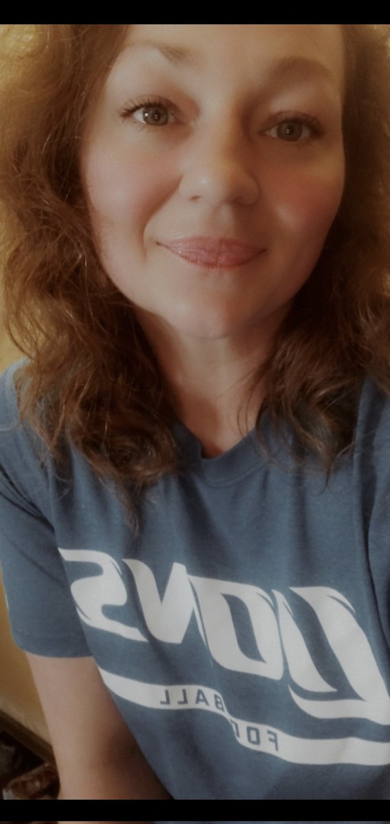 thatMGOBLUEgirl's tweet image. ✌️❤️‍🔥😘 Let us not forget #KissAGingerDay 🇮🇪 I once told my son that the Irish flag is colored as such becuase we all have green eyes, pale skin and orange hair...don't y'all know he still believes it?🤭💚🤍🧡 #GingerRules ❤👑🧡