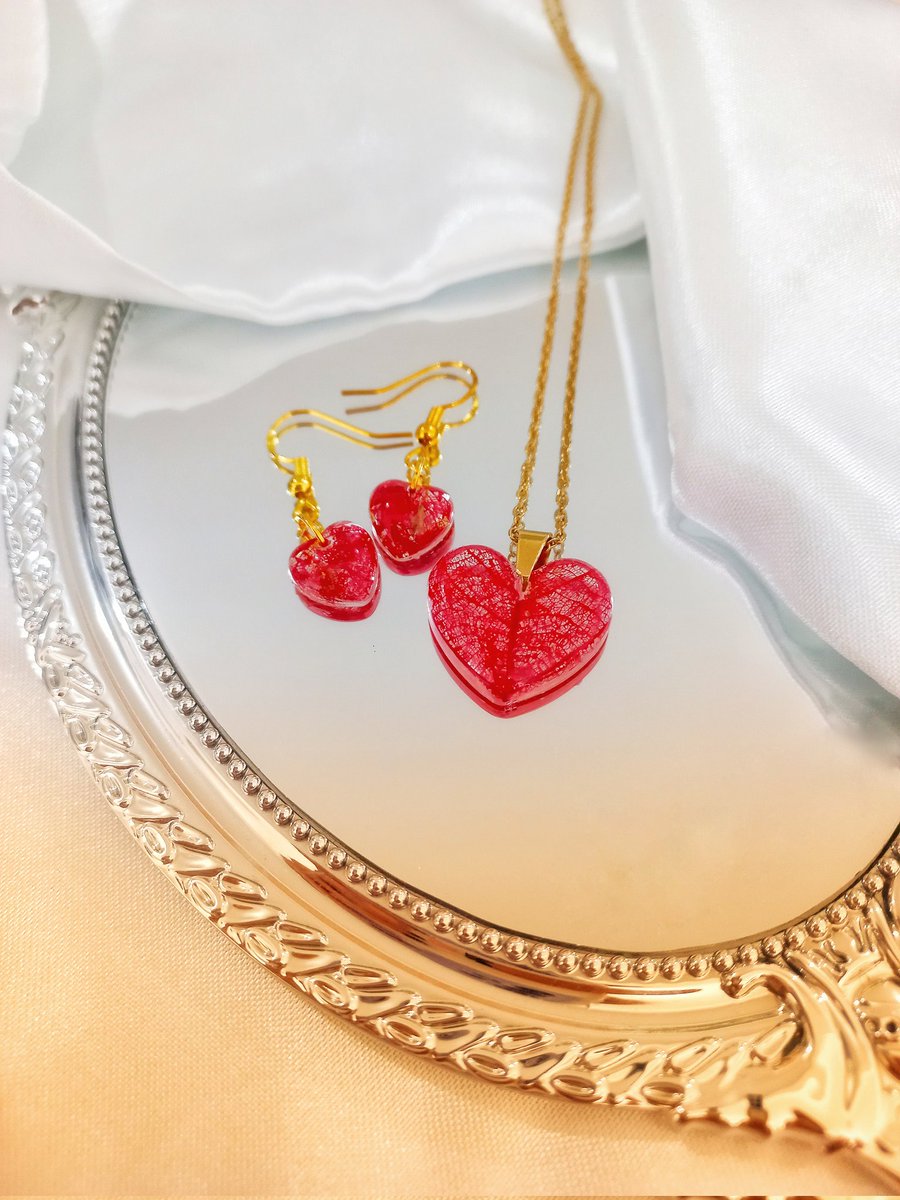 tulipanojoyeria's tweet photo. Entre los que den like y RT a este trino, voy a sortear un juego de estos 👇

El ganador o ganadora lo escojo el lunes de la próxima semana a las 8:00 pm por una app de sorteos 🌸🍃🎁

Válido solo en Colombia y el ganador asume gastos de envío. https://t.co/hQPYjiS56M