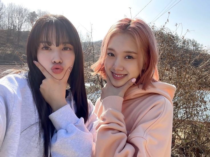 ✦  :  Mooᥒ  Hιgh  ιs  ᥣookιᥒg  for  !  🌙

De nuestro carruaje espacial ⊹☄️ dos pokeñas bajaron y ya nunca más regresaron, es por eso que andamos en busca de #Yoon e #J para que nuestras princesas sigan con sus actividades. Si estás interesado, mandanos un dm. 📩