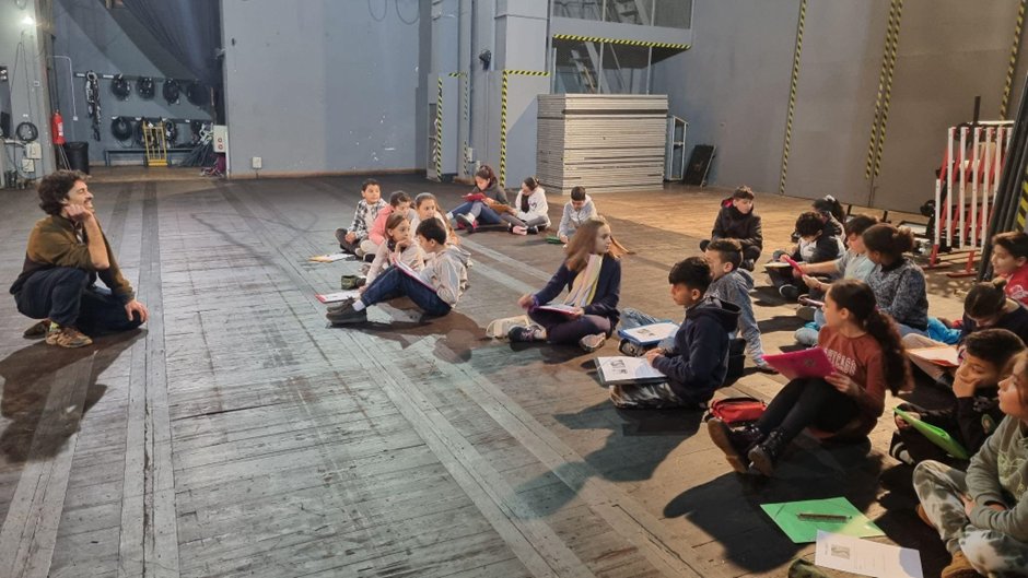 escola_reus's tweet photo. Seguim amb el projecte Vincles!
Aquesta vegada ho vam fer per conèixer al ballarí internacional Marc Jubete. Vam poder fer-li una entrevista!!!!
Ha sigut un moment màgic!
#escolamisericordiareus #teatrefortuny #projectevincles #monmisericordia #ReusEducació #marcjubete https://t.co/CqL6WZmx7r