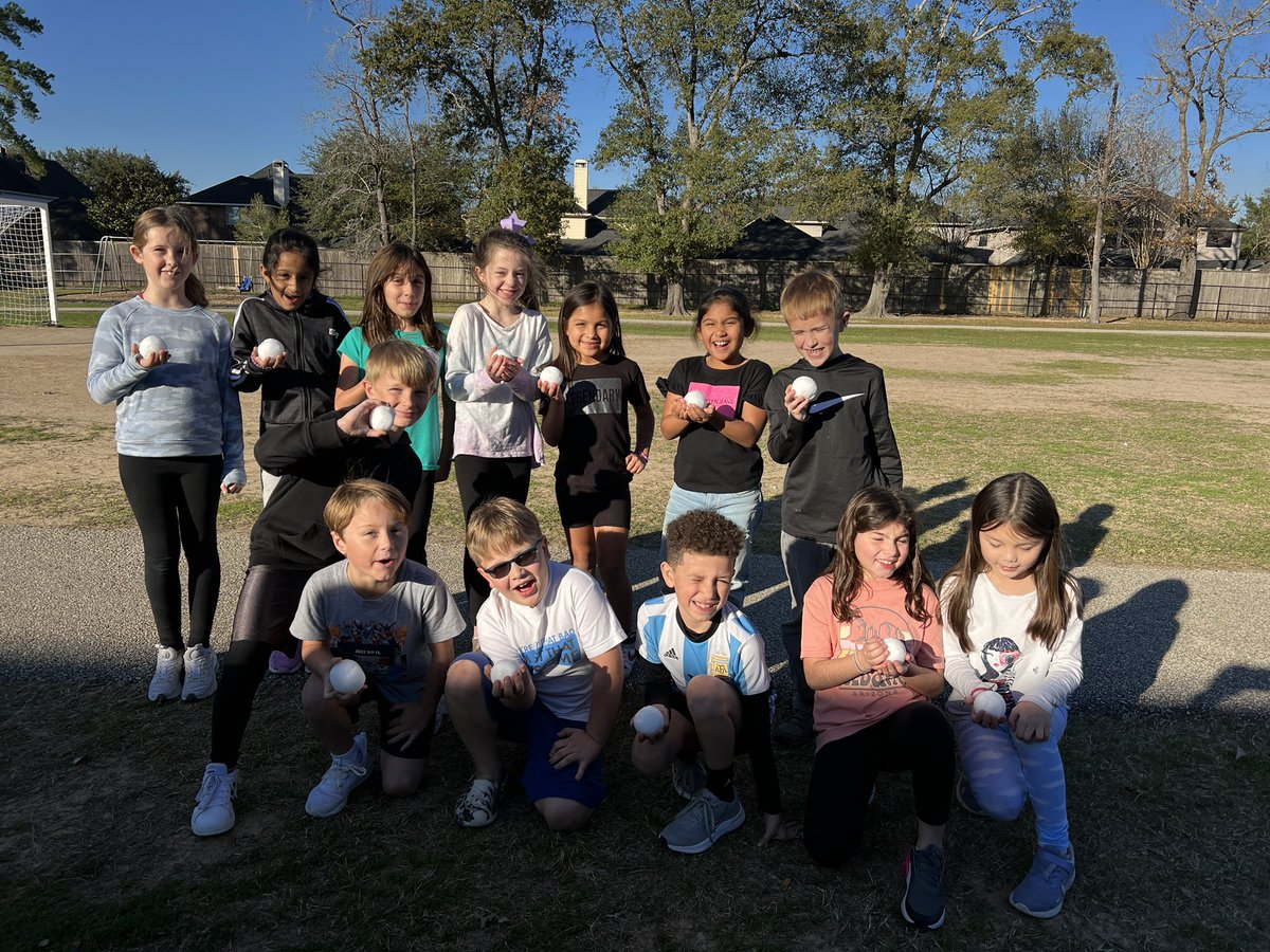2ndgradeSampson's tweet image. Our PBIS winter raffle winners had a snowball fight today! #bestrewardever #sampsonstrong @SampsonElem