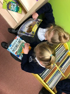 BranstonInfant1's tweet image. Fox Class had a brilliant trip to Branston Community Library on Wednesday @BranstonCA. They loved the book challenge cards and relaxing on the beanbags and comfy chairs with a good book. #LincolnshireReadingPledge #LocalLibrary #LoveBooks #ReadTogether @WSHEnglishHub 🦊📚