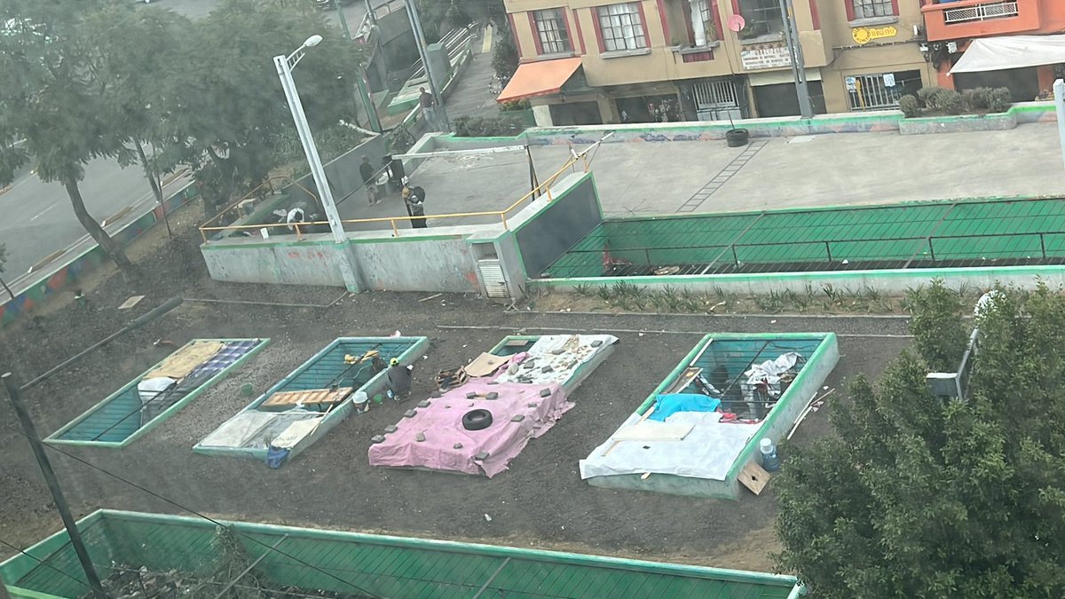patsydw's tweet photo. @AlcCuauhtemocMx @Claudiashein @SandraCuevas_ Vengan a recuperar este parque, está invadido por jóvenes sin hogar que contamina quemando llantas además de amedrentar a los transeúntes y deportistas. Av Chapultepec al lado de la @FiscaliaCDMX https://t.co/VYWBS0zorm