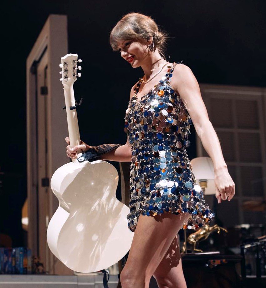 tswifterastour's tweet photo. 🚨| Taylor Swift looks stunning at The 1975’s show tonight! https://t.co/VmjldLnAG1