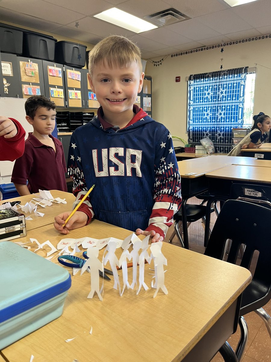 Kelsey_Harrell's tweet image. Altering paper can be educational and fun! 💛#physicalchange #iteach2