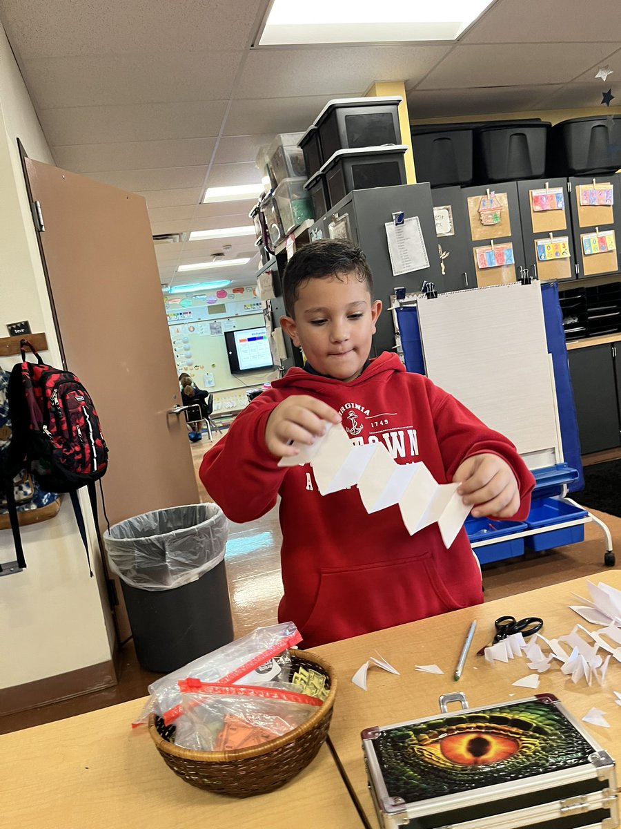 Kelsey_Harrell's tweet image. Altering paper can be educational and fun! 💛#physicalchange #iteach2