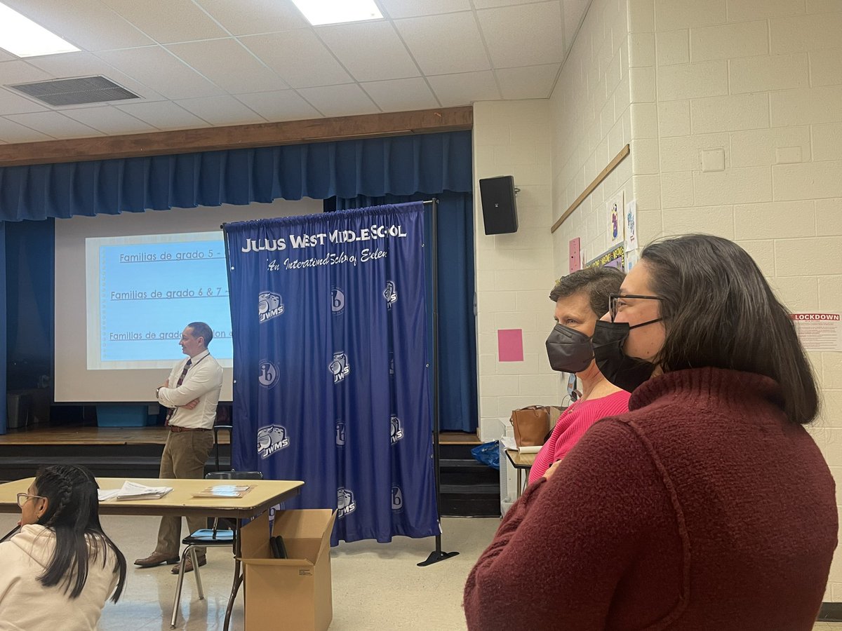 Happening Now: Our dedicated staff welcome our #Twinbrook families to a night filled with #communitybuilding and #articulation information. #NocheDeFamilia 💙💙💙#CulturallyResponsive #FamilyEngagement ✨💙