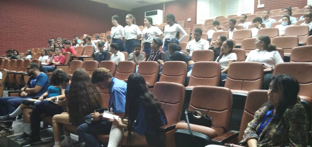 UCMHabana's tweet photo. Da inicio, en la tarde de hoy, en la Facultad de Ciencias Médicas "Victoria de Girón #UCMH, el Seminario Provincial de Preparación a los dirigentes de base de la FEEM capitalina, ¡Nuestros jóvenes continúan Revolucionando para serguir creciendo!. 🙌🇨🇺
#FEEMHabana 
#JuntarYVencer https://t.co/fSEHE04MP6