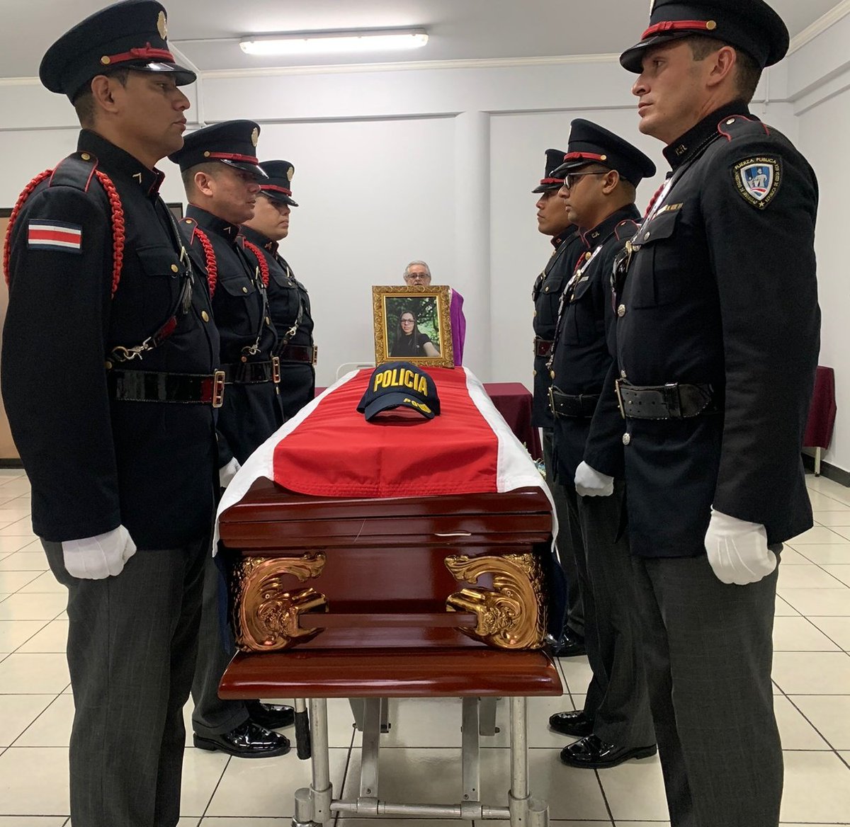 Delegación distrito Merced.
San José

Nuestra Guardia de Honor en los honores fúnebres de Yerlin Valverde Castillo.

¡Gracias por su distinguido servicio al país!

Que descanse en paz.