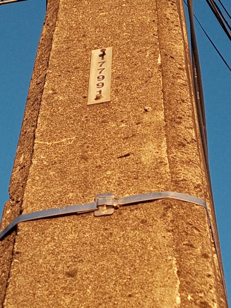 ElEspectadoCl's tweet photo. #LosAngelesCl Cables colgando desde poste en Calle manuel Rodríguez a la altura del 1222.

@CGE_Clientes https://t.co/5EM5xOlcof