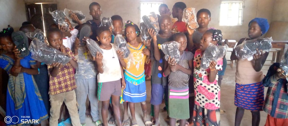 💝Christmas outreach 2022 brought much joy to refugees in Benue and Ogoja refugee settlements including the elderly, disabled and children's shoes and educational resources. Huge thanks to our generous donors on behalf of our trustees and refugees in Nigeria. #StopGenocide #RTP