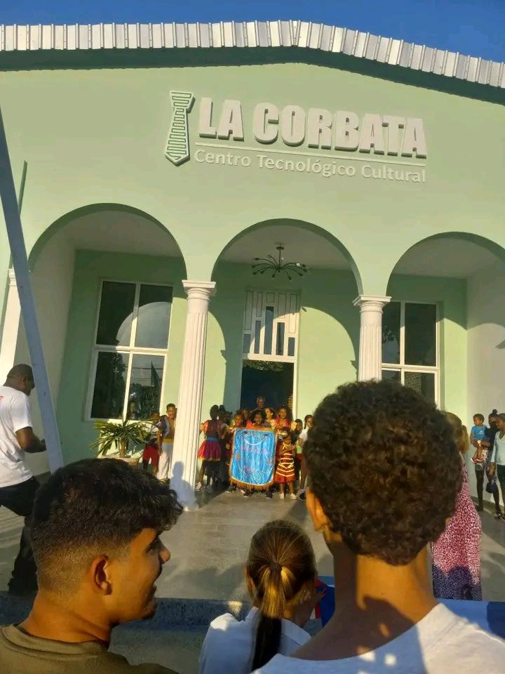UCMHabana's tweet photo. Actividad en el Centro Tecnológico Cultural La Corbata. Alegría, baile, poesía e intercambio cultural. La #FEEMHabana celebrando su Seminario Provincial interactuando con la comunidad. 
#FEEM52 
#JuntarYVencer 
#UCMH 
 #Cuba https://t.co/AD07AWyWdA
