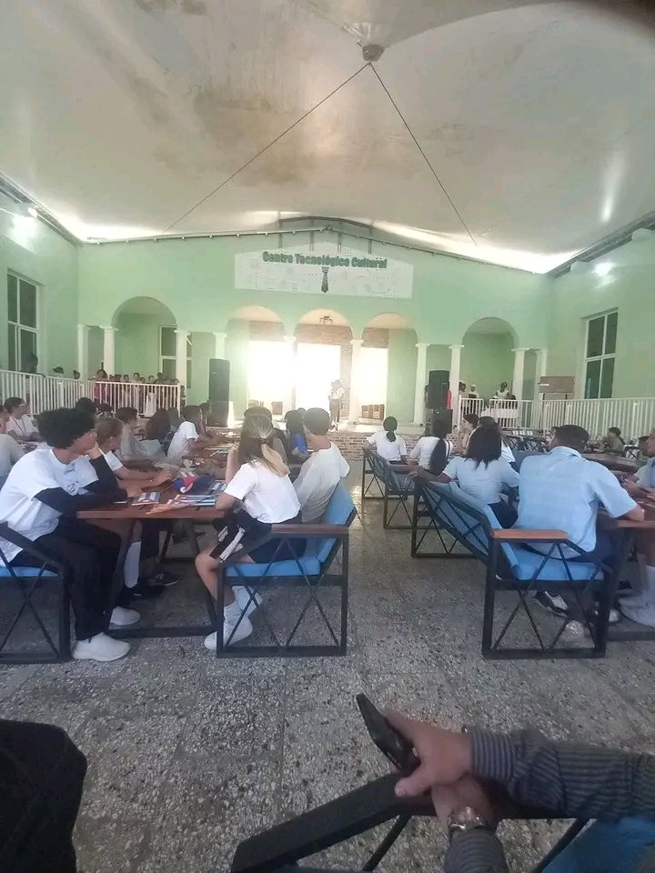 UCMHabana's tweet photo. Actividad en el Centro Tecnológico Cultural La Corbata. Alegría, baile, poesía e intercambio cultural. La #FEEMHabana celebrando su Seminario Provincial interactuando con la comunidad. 
#FEEM52 
#JuntarYVencer 
#UCMH 
 #Cuba https://t.co/AD07AWyWdA