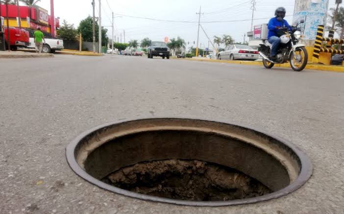 santiagobaeza's tweet photo. También van a mandar a la Guardia Nacional a custodiar todas las alcantarillas abiertas de la CDMX. https://t.co/K4sAMCKpxW