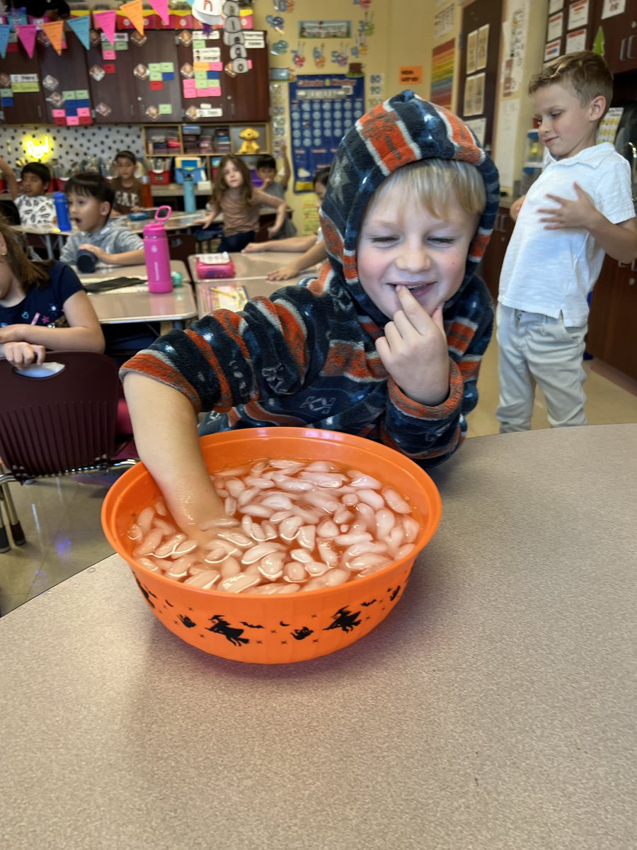 MrsPapandreas's tweet photo. @AllamandaES first graders learning about arctic animals and experimenting with ice and blubber as a barrier from cold! 🐻‍❄️🐧🦭 https://t.co/Nz9t24AYep