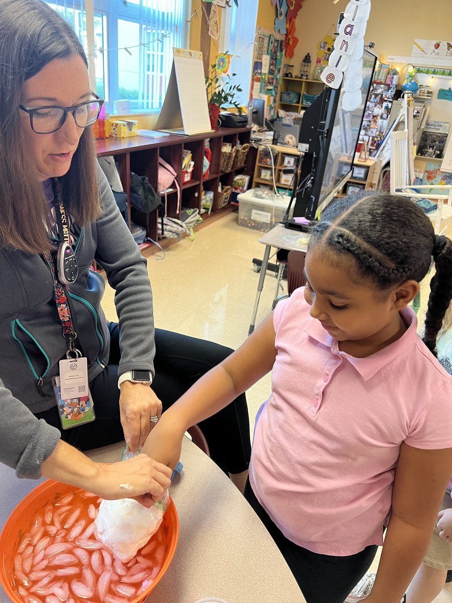 MrsPapandreas's tweet photo. @AllamandaES first graders learning about arctic animals and experimenting with ice and blubber as a barrier from cold! 🐻‍❄️🐧🦭 https://t.co/Nz9t24AYep