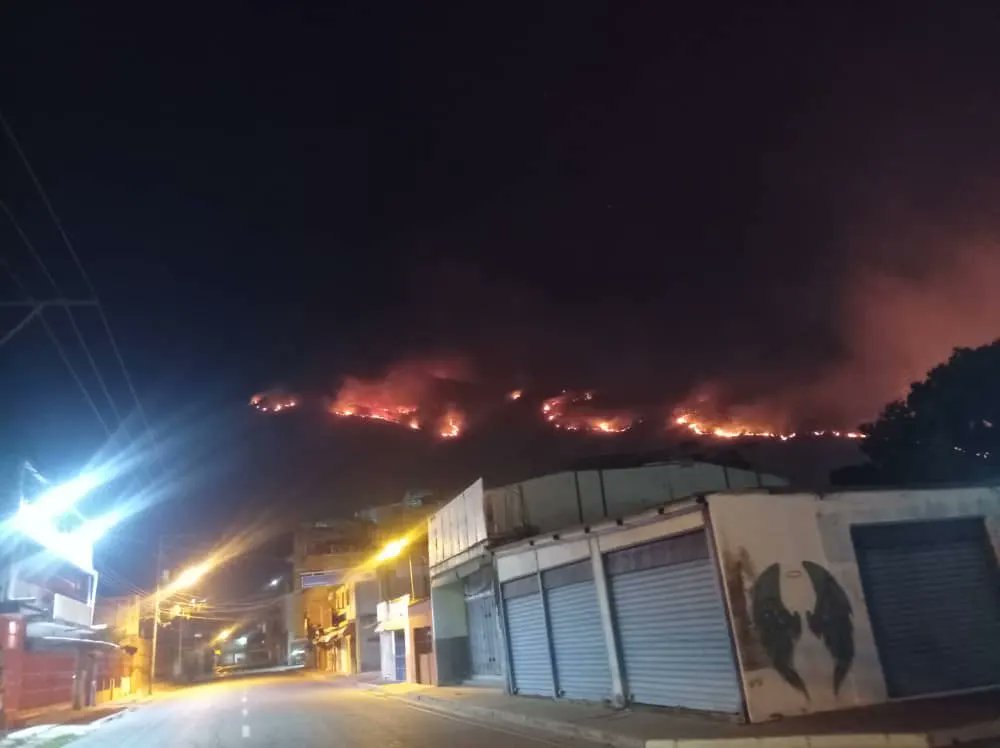 andrearochap's tweet photo. ⚠️🔥🌳😱 @InformacionVias (12/01) #Carabobo Incendio de vegetación en el Parque Nacional Henri Pittier, ladera hacia #Mariara. Autoridades en cuenta. #12Ee

Info: 100% Aragua https://t.co/GXsBob7lS4