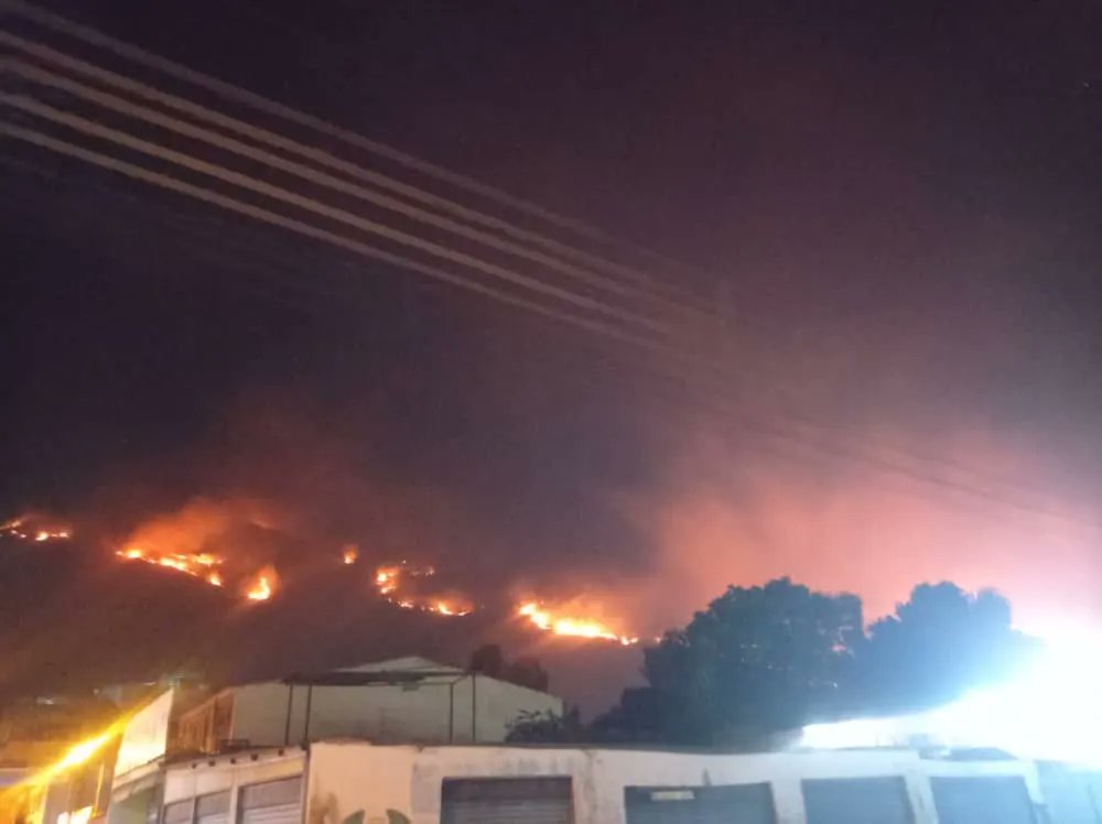 andrearochap's tweet photo. ⚠️🔥🌳😱 @InformacionVias (12/01) #Carabobo Incendio de vegetación en el Parque Nacional Henri Pittier, ladera hacia #Mariara. Autoridades en cuenta. #12Ee

Info: 100% Aragua https://t.co/GXsBob7lS4