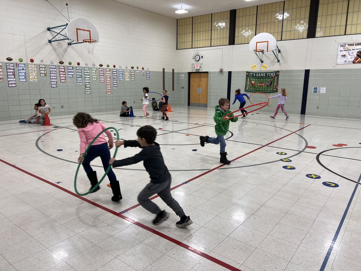 julesPEclass's tweet photo. all about working as a team today! k-5th grades did great with all the team building activities. played hula hoop rescue and race to the galaxy #teamwork #PE #funinthegym https://t.co/AZQqCAj0dt