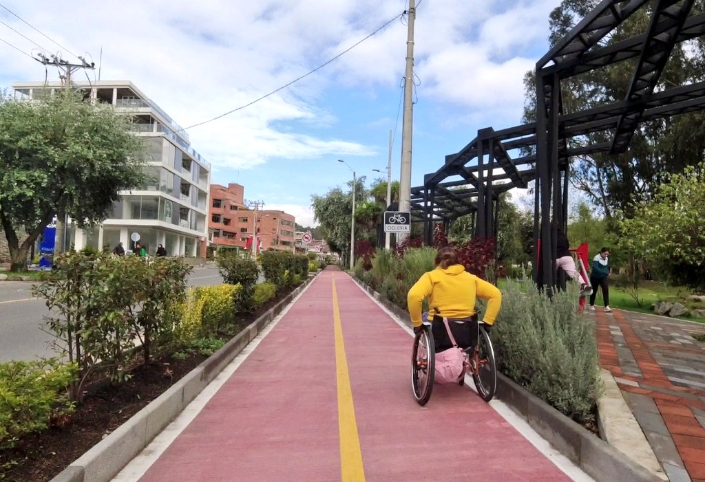 GCDour's tweet image. Es difícil creer, pero hay gente que está contra de las ciclovías