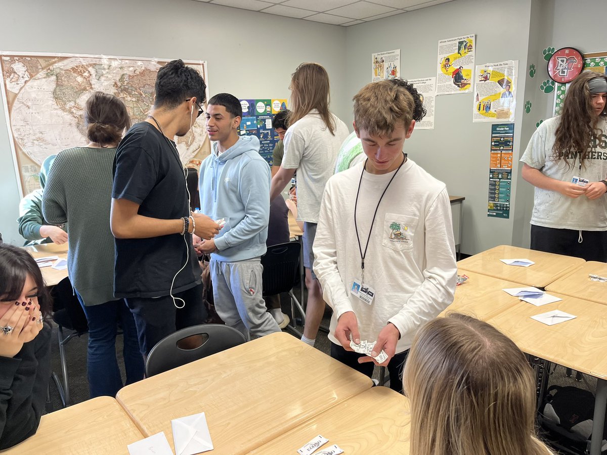 KPHS_SSandCTE's tweet photo. KPHS students learned about economic principles through a simulation. @humble_SocSt @HumbleISD_KPHS https://t.co/LJ9w8Nd3jd