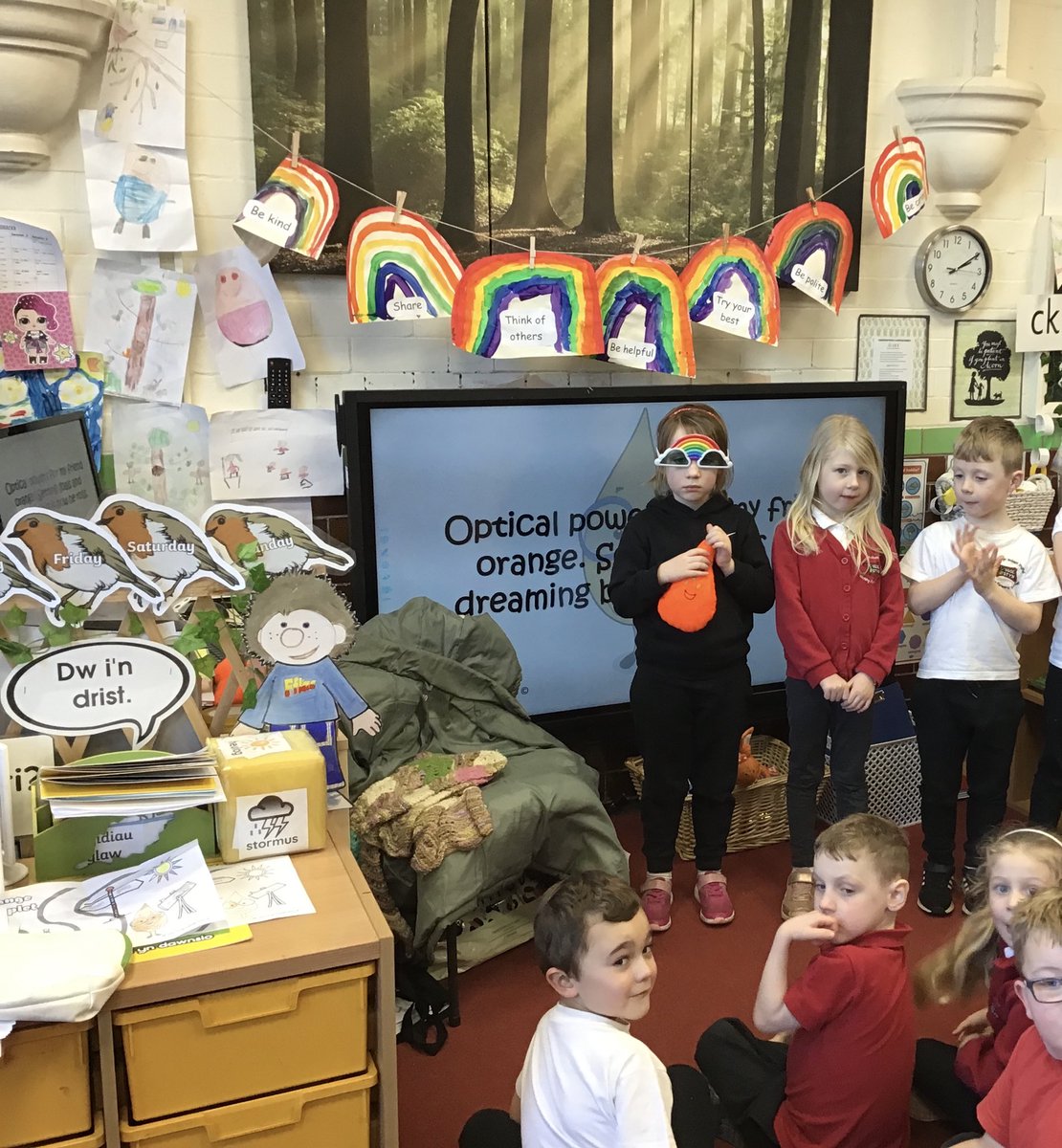 beyoutoblossom's tweet photo. Year 1 @YsgolEstyn have met #opticalorange and used their #visiongoggles this week . We discussed having big dreams and #vision like this droplet. We also talked about working hard alongside because this is what makes our dreams and #goals become a reality. Well done everyone! https://t.co/6QjoS8YU9f