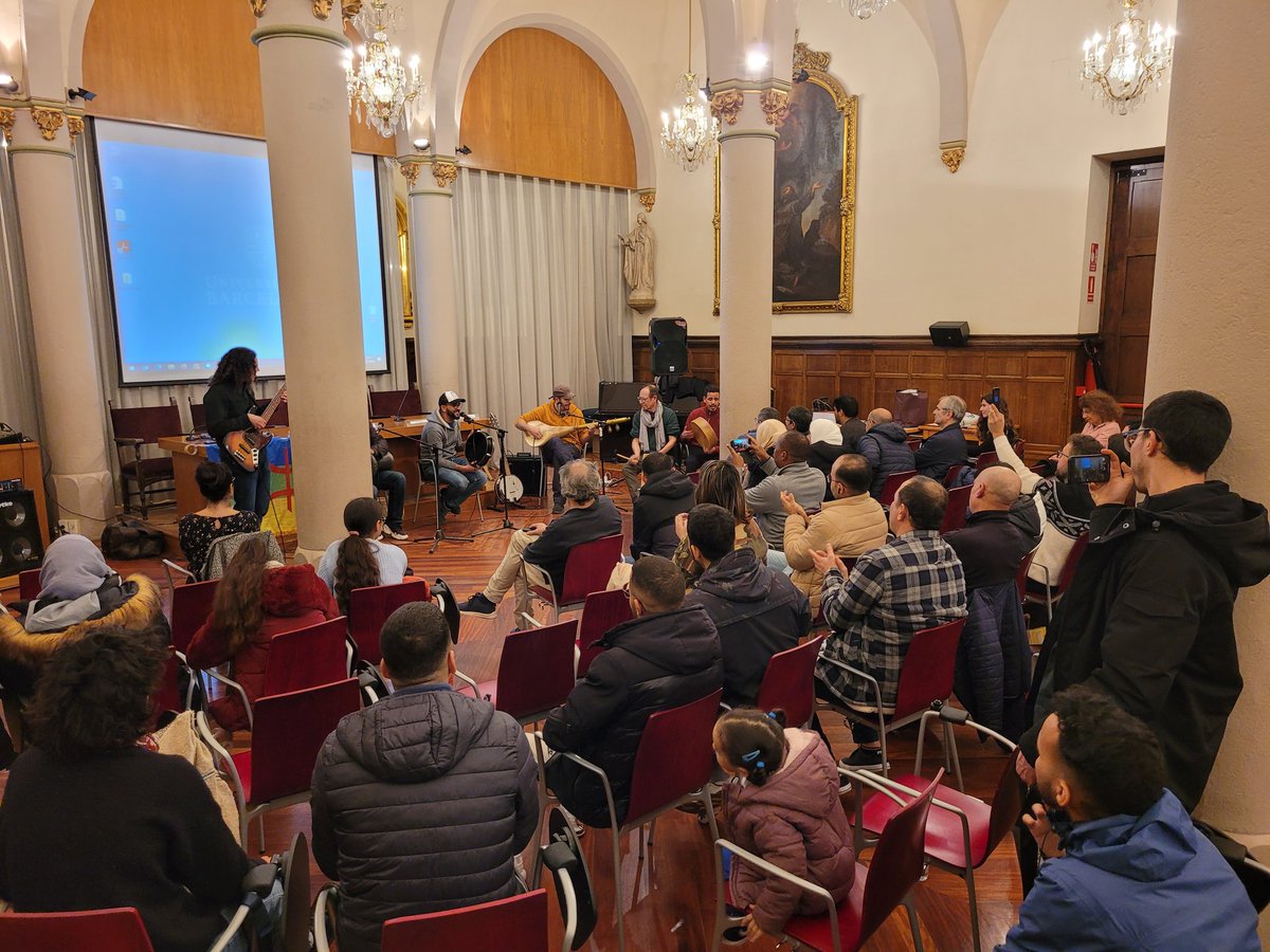 elciemen's tweet photo. Presentem les unitats Tc Wawjdm per a l'aprenentatge de l'amazic... i concert a la @FilComUB! Bon Any Nou amazic! Asggwas amggaz! #Yennayer2973 https://t.co/wklhBuAlIy