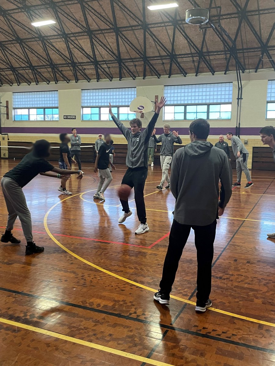 WASHUBears's tweet photo. On Monday, @WashUBasketball had the pleasure of giving back to the community at @theccstl! There were a lot of smiles, laughs and friendly competition and we look forward to many future days giving back to this awesome organization. https://t.co/UndQX3zPpE