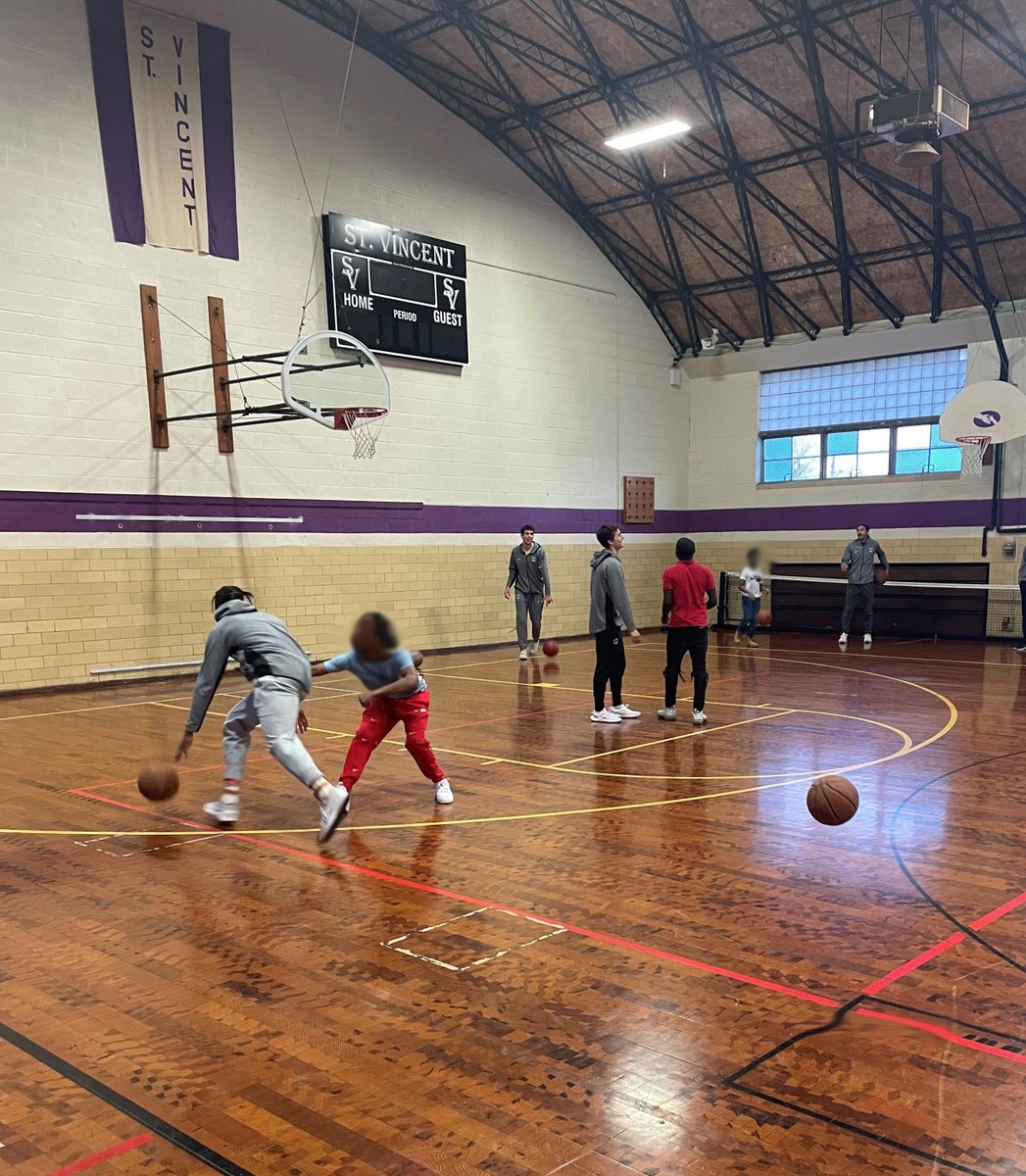 WASHUBears's tweet photo. On Monday, @WashUBasketball had the pleasure of giving back to the community at @theccstl! There were a lot of smiles, laughs and friendly competition and we look forward to many future days giving back to this awesome organization. https://t.co/UndQX3zPpE