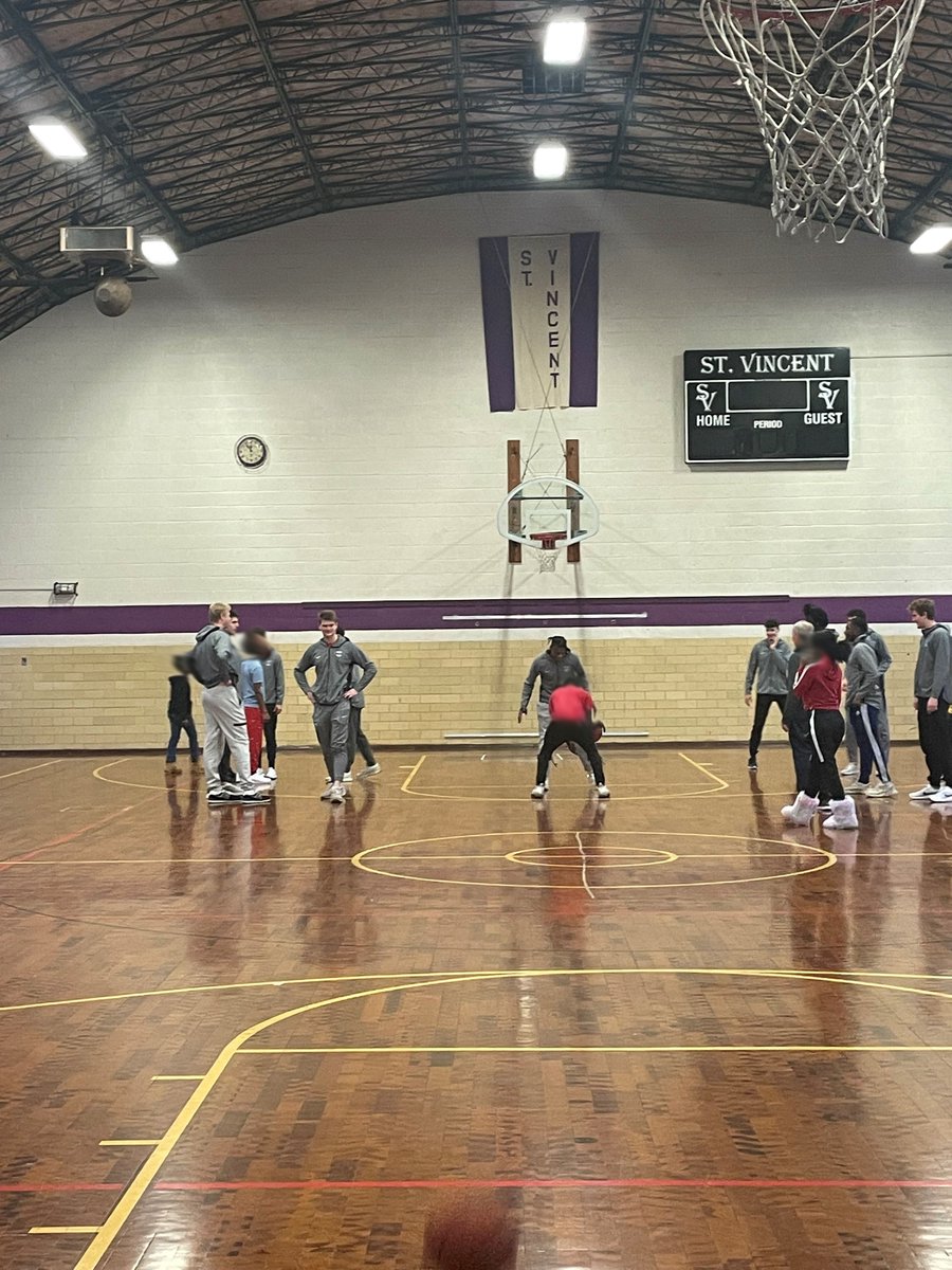 WASHUBears's tweet photo. On Monday, @WashUBasketball had the pleasure of giving back to the community at @theccstl! There were a lot of smiles, laughs and friendly competition and we look forward to many future days giving back to this awesome organization. https://t.co/UndQX3zPpE