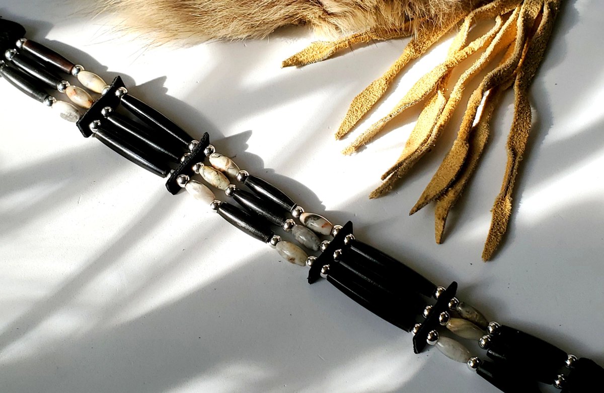 TheAthenasRose's tweet photo. Spotlight of the day #2:
Black Horn and Crazy Lace Agate Native Choker
https://t.co/9MASlxdF1e
#Indigenousjewelry #IndigenousOwned #nativechoker #nativejewelry #shopsmall #etsyshop #IndianChoker #boneandhorn #tribaljewelry #powwow #Athenajewelry https://t.co/Tt0EuA567y