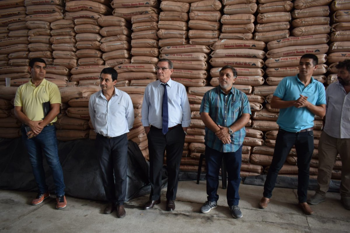 SimonPadros's tweet photo. Hoy visité, junto con el presidente del Instituto Nacional de Agricultura Familiar @MiguelAGomezok, la cooperativa Pilco en el Departamento Monteros.
Con fondos #Pisear se construyó un galpón que permite organizar la comercialización de las bolsas de azúcar de sus asociados. https://t.co/SFU1c4qrYa