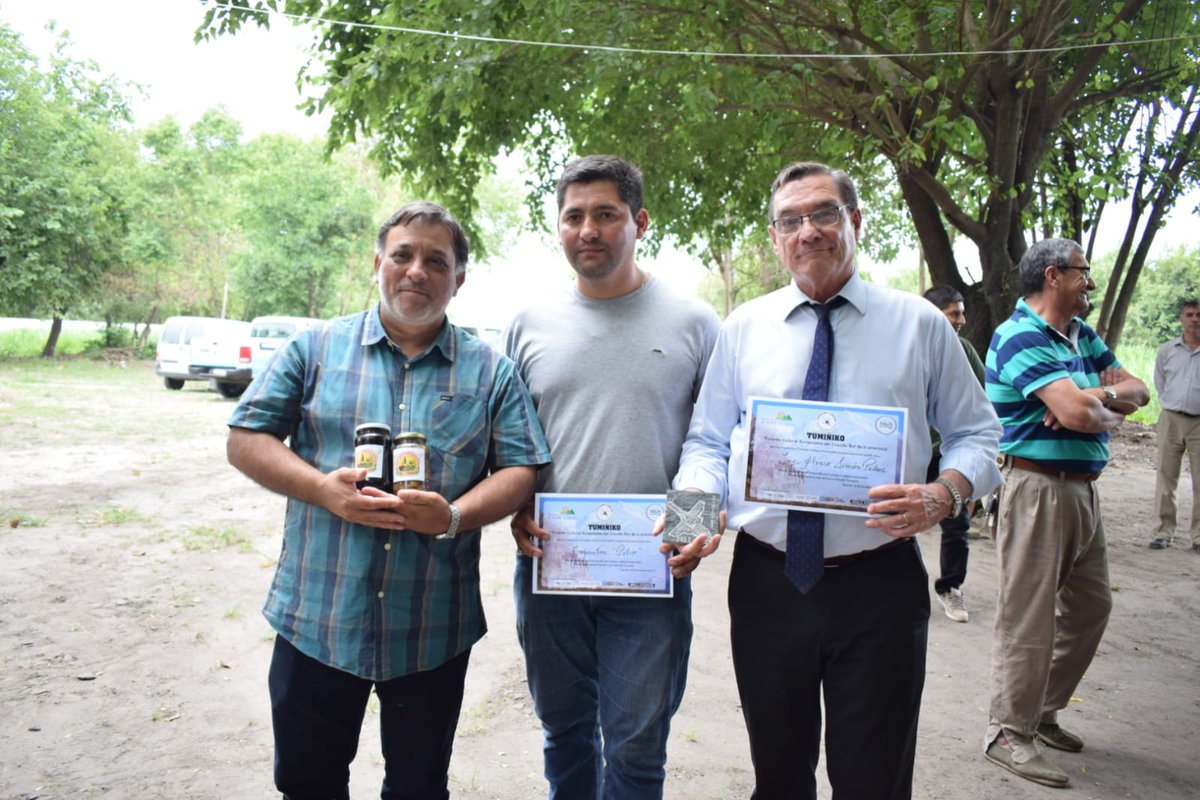 SimonPadros's tweet photo. Hoy visité, junto con el presidente del Instituto Nacional de Agricultura Familiar @MiguelAGomezok, la cooperativa Pilco en el Departamento Monteros.
Con fondos #Pisear se construyó un galpón que permite organizar la comercialización de las bolsas de azúcar de sus asociados. https://t.co/SFU1c4qrYa
