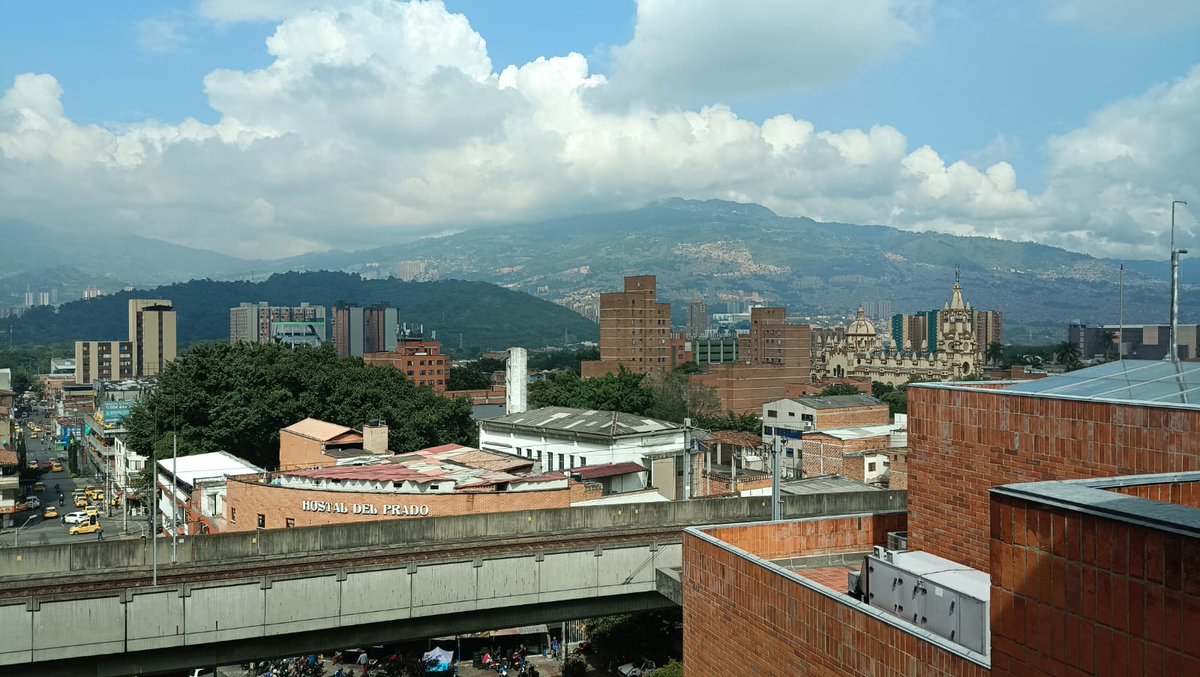 ClinicaCES's tweet photo. Atardeceres desde nuestra Clínica CES. 🌄💙
#clinicaces #pradocentro #medellin #paisaje https://t.co/boP3fWdbIj