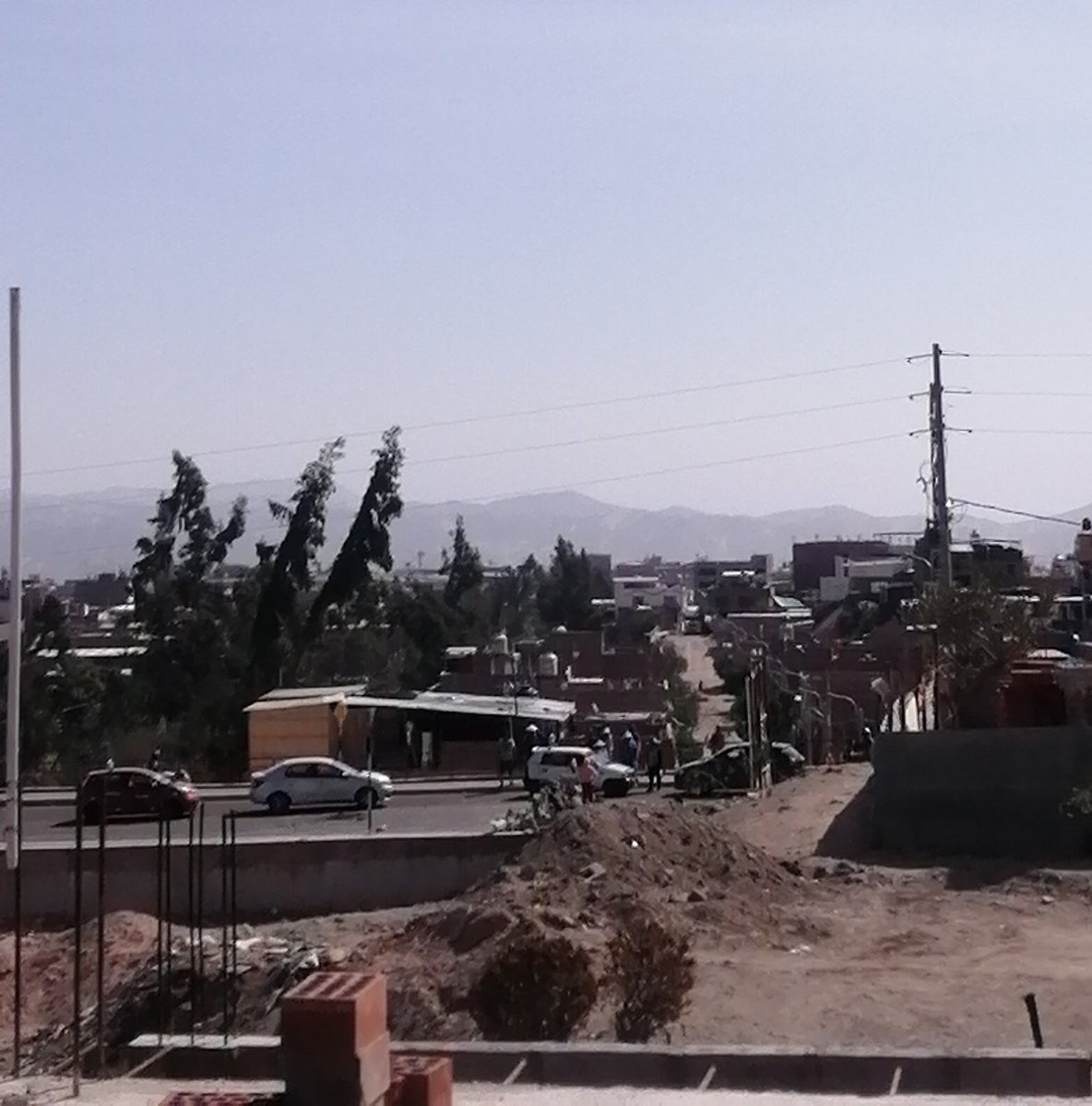 winnyalvis's tweet photo. En el puente bicentenario en Cerro Colorado - Arequipa, están haciendo bajar al conductor del carro o moto y los hacen sacar una piedra de la torrentera para construir el muro de piedras, sino no los dejan cruzar al otro lado. https://t.co/YInsEmywGT