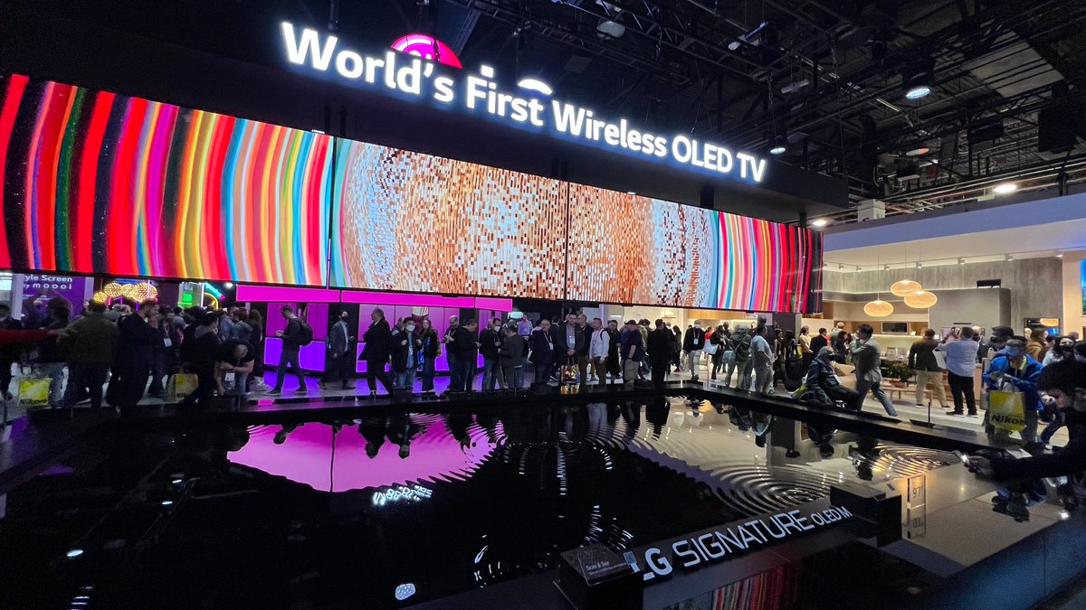 CG_Creative_'s tweet photo. What a great way to kick off the new year! We are continuing to invest in innovation at breakthrough tech events like #CES2023 in Vegas. It was so great to see some of our friends and clients there. Even better was seeing our #graphicdesign work at the Qualcomm Snapdragon booth! https://t.co/zUBQv9rzN4