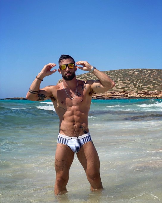 1 pic. Summer throwback ??? https://t.co/wQQytbPlPK
