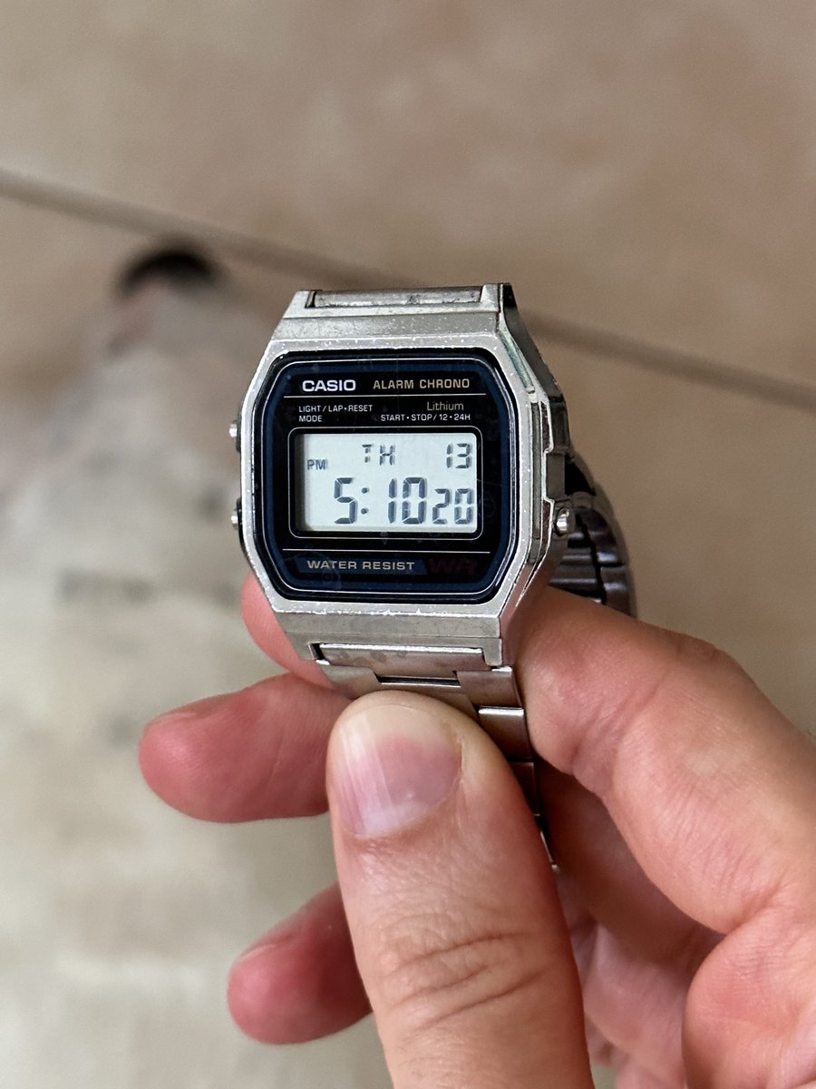 nicolasfischman's tweet photo. Este CASIO lo entregó nada menos que EL MAR 🌊 en Río de Janeiro hace más de cuatro años. 

Dos horas caminando por la playa buscando dueño. Nadie lo reclamó. Estuvo un tiempo indefinido bajo el agua salada. Sigue funcionando hasta hoy, nunca cambiamos la batería. https://t.co/73rsQKfjz6