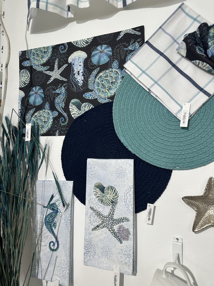 SplitPHomeDecor's tweet photo. Splash color to your decor with our new Oceana Print, Under the Waves, Stamped Shore collections &amp; more!  

📍Americas Mart Atlanta Building 2, Showroom 1619 today to January 16th. 'Sea' you there! 🌊
#homedecor #decor #interiordesign #atlmkt #atlantamart #beachhousedecor https://t.co/eDe4xPUEwe