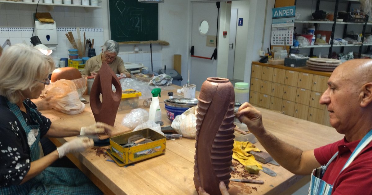 Avui, després de les festes, hem tornat a la càrrega amb les classes del segon trimestre!🎨✏️

#escoladibuixesplugues #escolaceramicaesplugues #dijous #cursosdiniciació