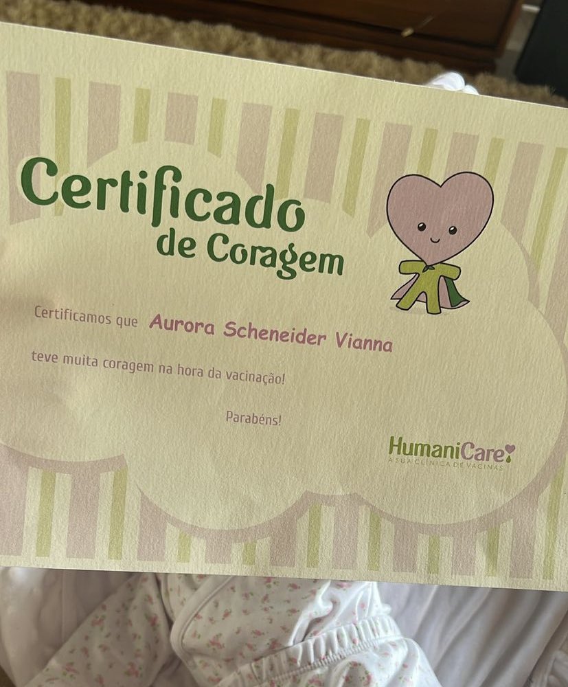 A Aurora tomou a primeira vacina dela e a Cintia revelou o nome completo da baby “Aurora Scheneider Vianna”. Chique, né? 💜