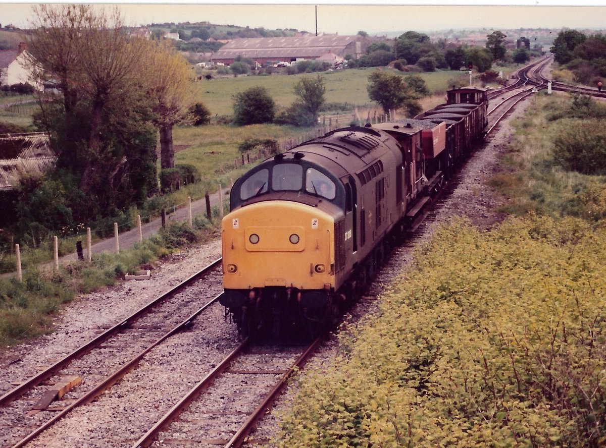 Llandeilo Junction 30th May 1986
British Rail Blue liveried Class 37 diesel loco 37308 with a coal working of a HEA hopper & 5 MDO 21 Ton Minerals sandwiched between two brake vans.
The tractor became 37274 before reverting back to 37308
#BritishRail #Class37 #trainspotting 🤓