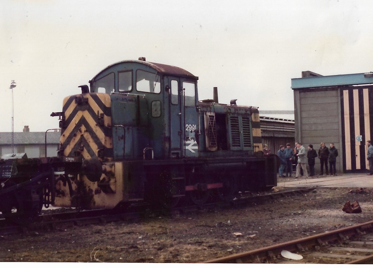 SalopianLyne's tweet image. Eastleigh Works 8th March 1986
British Rail Ruston &amp;amp; Hornsby Class 07 diesel shunter 2991 retained after withdrawal 5/73 as a static generator. Fading BR Blue &amp;amp; a bit of a wreck!
In use today at the site restored to working order
#BritishRail #Class07 #trainspotting #Eastleigh 🤓