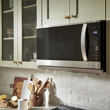 lgjeffjones's tweet photo. Try this 🍋 trick: Microwave a mug of water with a slice of lemon. The steam smells citrus-y and helps with the wipe down. #LGUS #LGFam @LGUS #LGCooking https://t.co/bwiq2Or9no