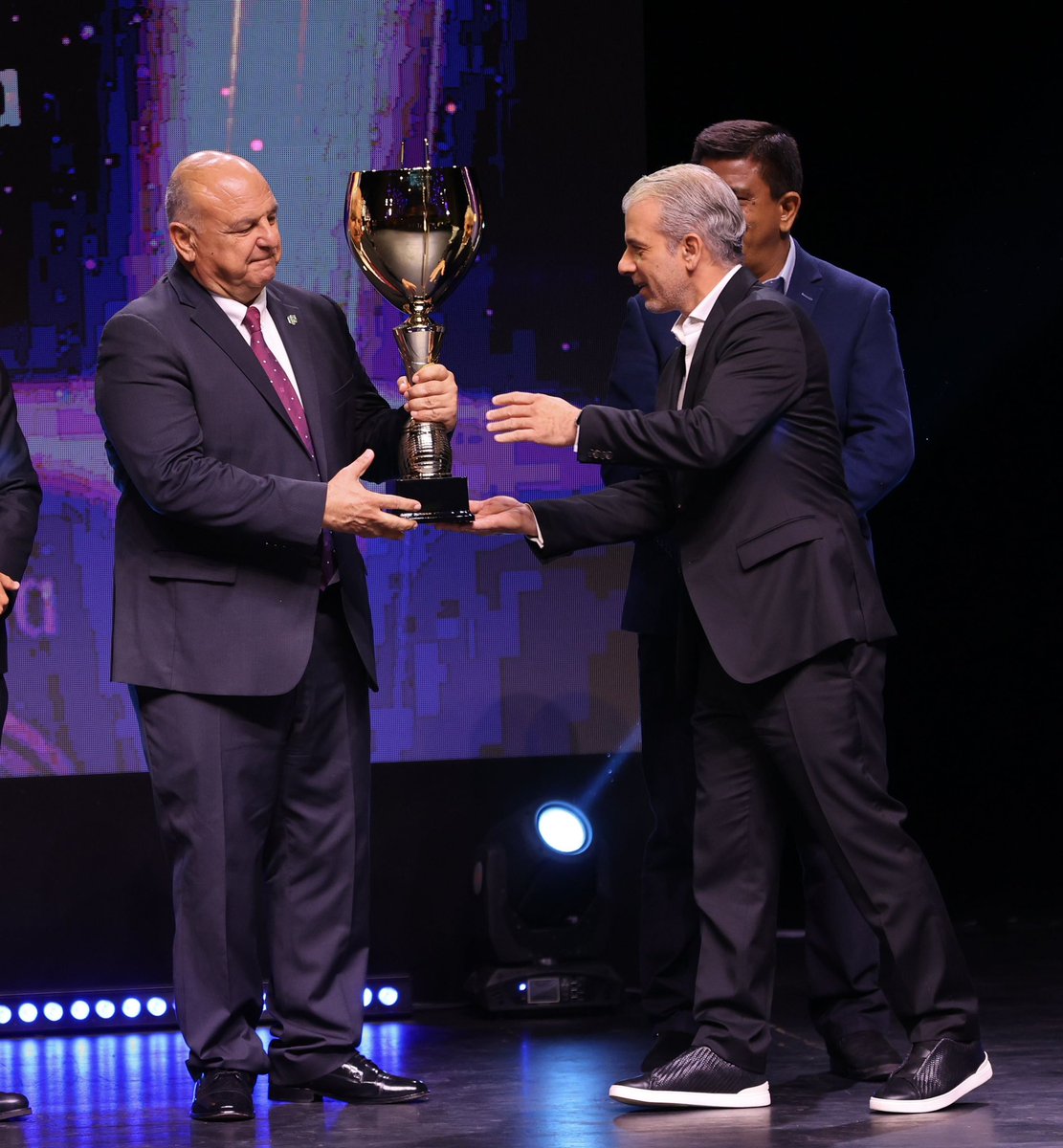 AEKLARNACA's tweet photo. Πραγματοποιήθηκε απόψε η 50η Γιορτή Αρίστων της ΕΑΚ.

Η ομάδα μας βραβεύτηκε ως η κορυφαία του 2022. Ο αρχηγός μας, Ivan Trickovski, βραβεύτηκε με το Χρυσό Παπούτσι ως ο πρώτος σκόρερ της σεζόν 2021/22, ενώ ο Nenad Tomovic βραβεύτηκε ως μέλος της κορυφαίας εντεκάδας του 2022. https://t.co/6Op3gEbPLy