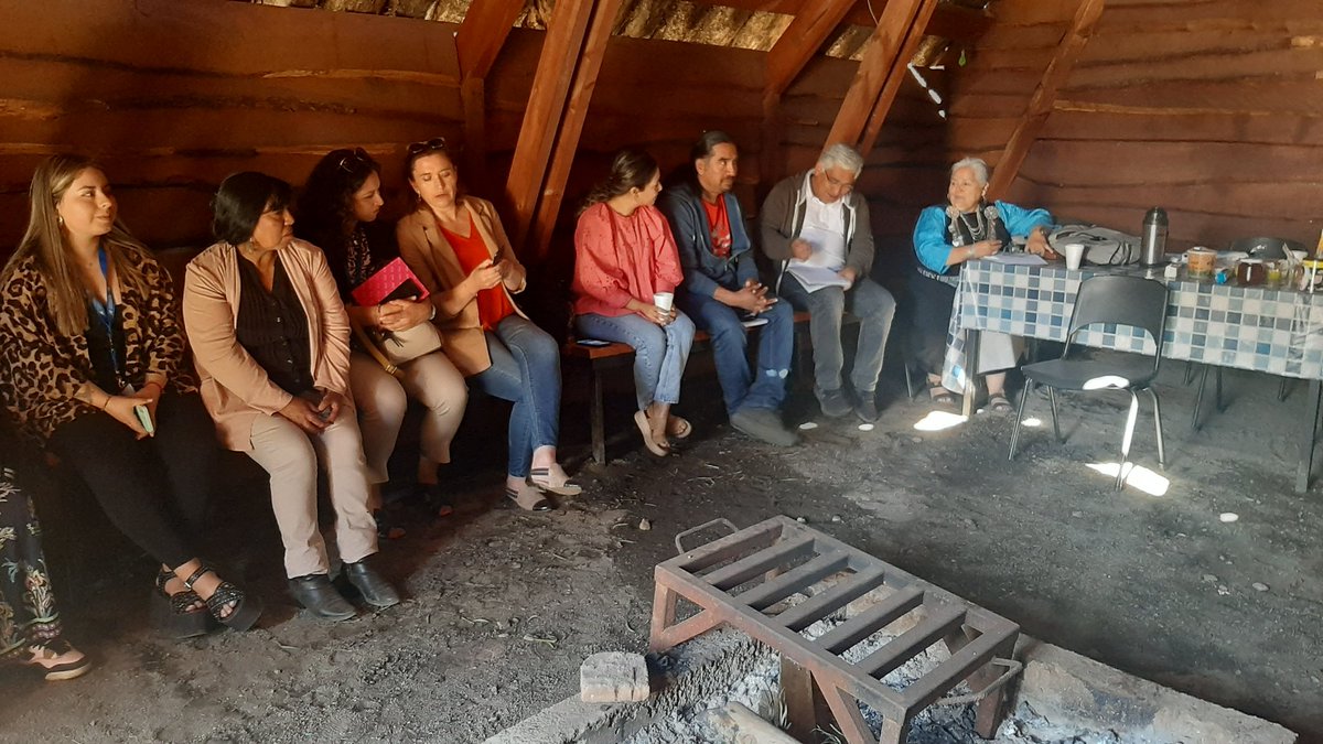 Educbiobio's tweet photo. Hoy, @Educbiobio, Elizabeth Chávez, dialogó con Eduadores de Lengua y Cultura Indígena (ELCI), del nivel de Educación Parvularia, en la Municipalidad de Alto Biobío.
Objetivo de la reunión: escuchar las principales demandas laborales de las y los ELCI de la región del #Biobío ✅ https://t.co/rRXXIDSsVX