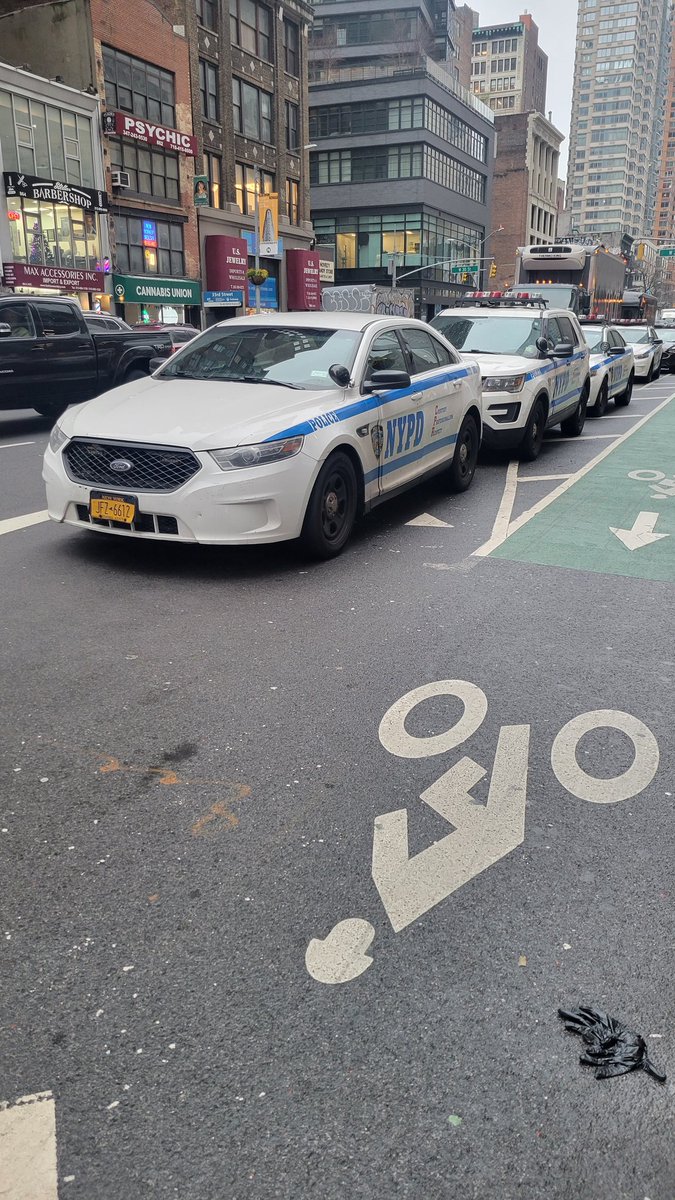 SilverFoxReturn's tweet photo. @NYCMayor #McSwagger
@NYC_DOT
@nyspolice
@NYPDTrafficOps
@NYPDTransport
@nycgov
@NYCCouncil
@NYPDMTS
Sixth Avenue and 31st.
๐คกs parking in the left turn lane blocking sight lines for pedestrians, bicyclists, and motorists.
Because they don't
give a ๐ฉ. @placardabuse https://t.co/6x5dld31YZ
