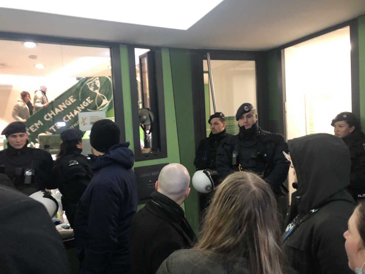 Alerta0211's tweet photo. Erneute Ansage aus dem Büro: Die Grünen stellen zur Zeit keine Strafanzeigen gegen die Personen. Sie fordern freien Zugang zum Gebäude für alle. „Tür auf! Tür auf!“ #LuetziBleibt #dus1201 https://t.co/cnxYXaaRb3