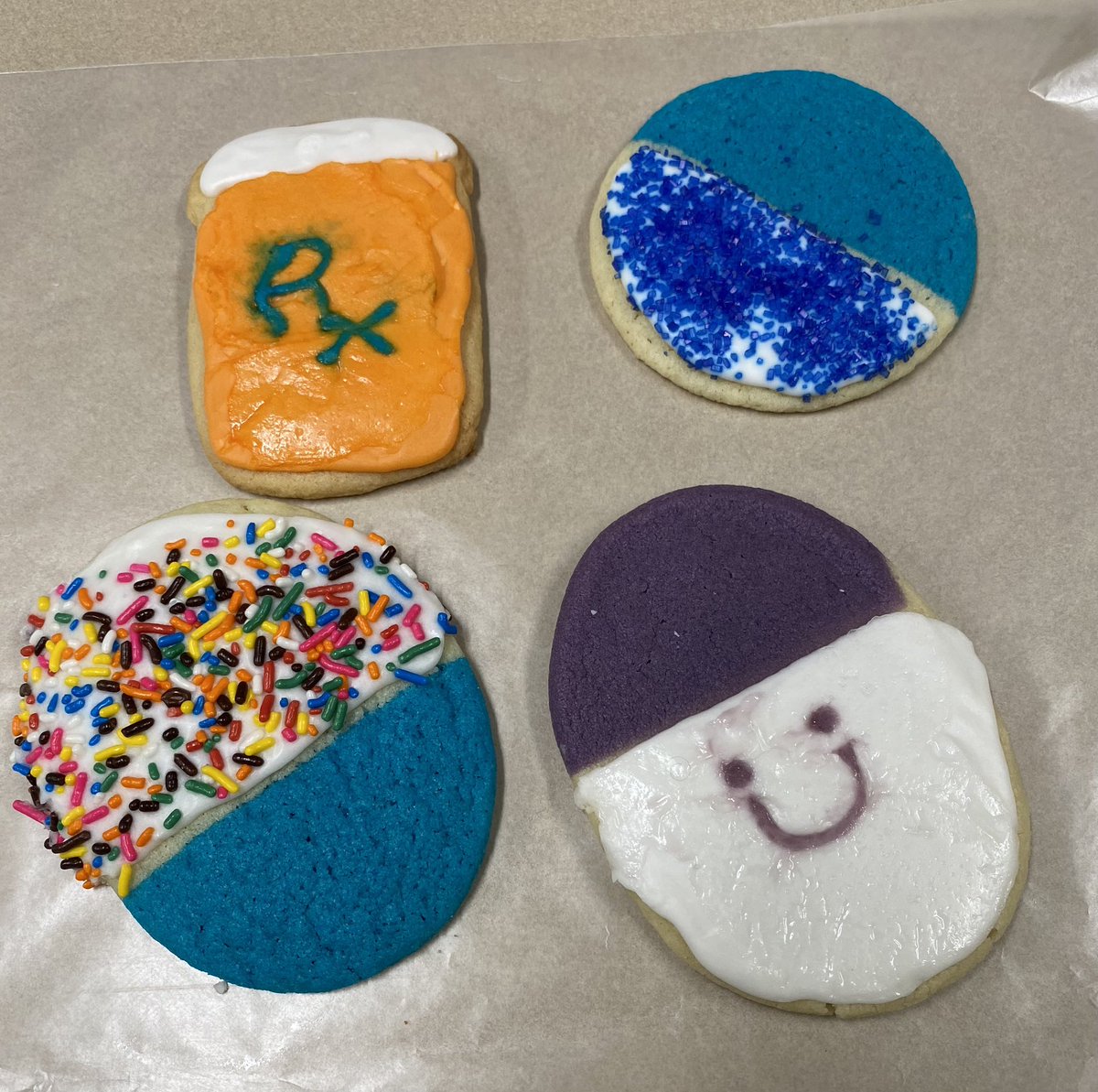 Happy National Pharmacist Day! Thanks for the #pharmacy themed treats from our awesome #preceptors and #medsafety officer <a href="/LanePharm/">PharmDLane</a>  and family! 🍪💊😁
#pharmacyday #TwitteRx